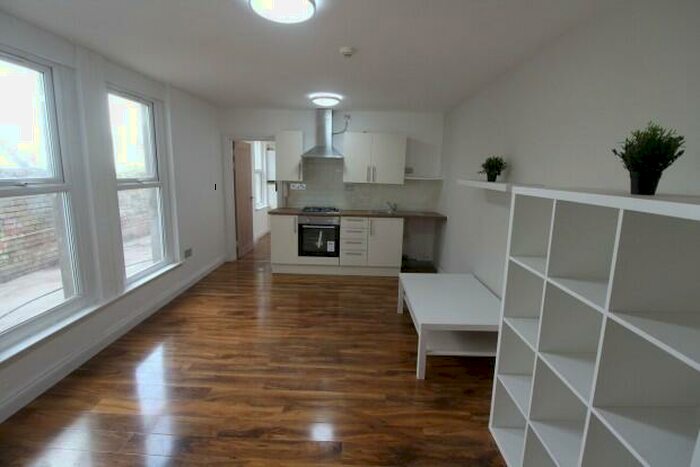 1 Bedroom Flat To Rent In Flat, Connaught Road Cardiff, CF24