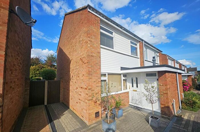 3 Bedroom Semi-Detached House To Rent In Addlestone, Surrey, KT15