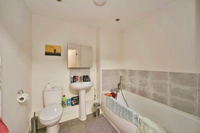 2 Bedroom Flat For Sale In Lywood Drive, Sittingbourne, ME10