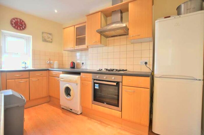 3 Bedroom Flat To Rent In Rock Street, London N4