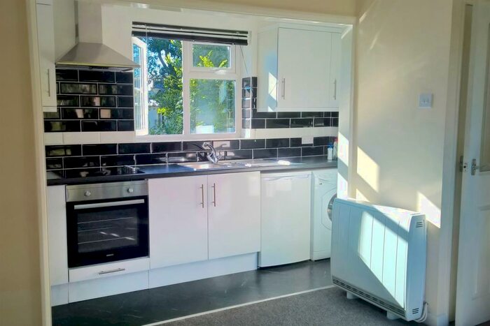 1 Bedroom Flat To Rent In Blackbridge Lane, Horsham, RH12