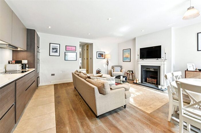 2 Bedroom Flat To Rent In Crookham Road, Fulham, London, SW6