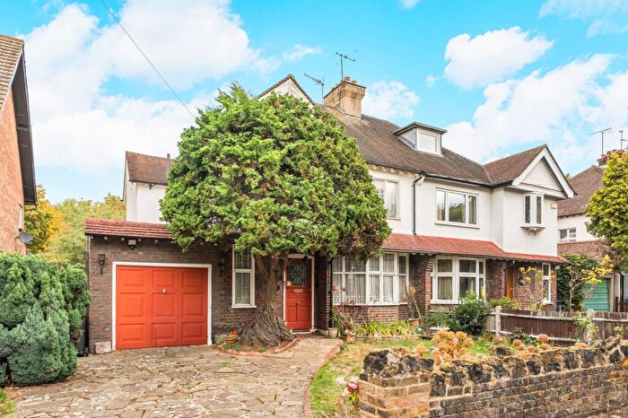4 Bedroom Semi-Detached House For Sale In Birdhurst Gardens, South Croydon, CR2