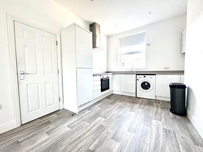 2 Bedroom Flat To Rent In West Cliff Road, Ramsgate, Kent, CT11