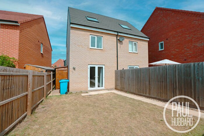 3 Bedroom Semi-Detached House For Sale In Lyncoln Drive, Oulton, NR32