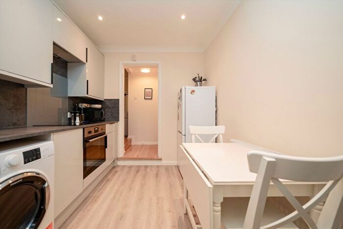 1 Bedroom Flat To Rent In Kempsford Gardens, Earls Court, SW5