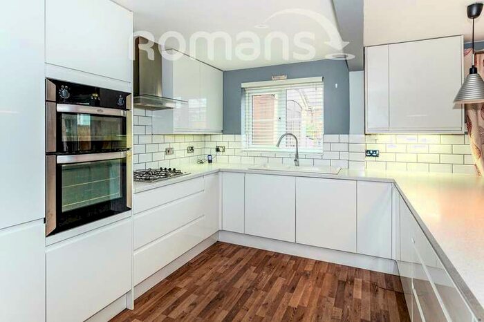 5 Bedroom End Of Terrace House To Rent In Bath Road, Burnham, SL1