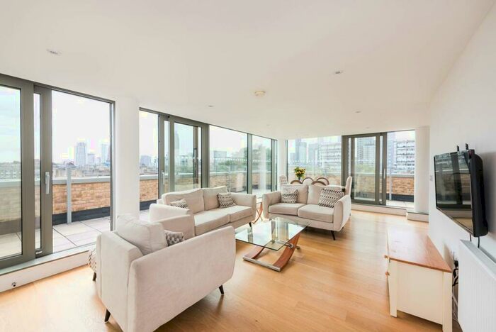 3 Bedroom Flat To Rent In Palm House, Vauxhall, London, SE11