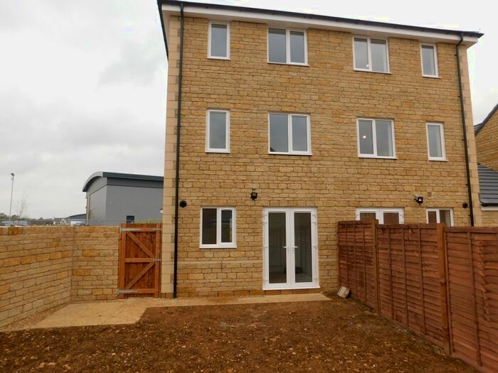 3 Bedroom Semi-Detached House To Rent In Leslie Harvey Close, Witney OX29