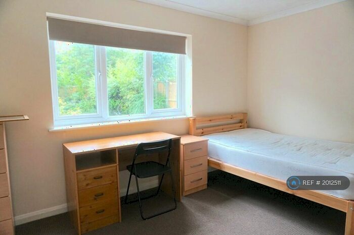 4 Bedroom Semi-Detached House To Rent In Willow Close, Canterbury, CT2