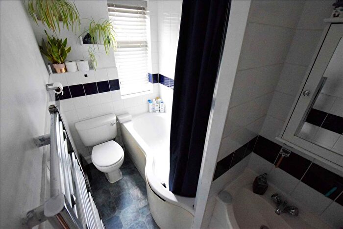2 Bedroom Flat For Sale In Marlborough Road, Hanworth, Middlesex, TW13