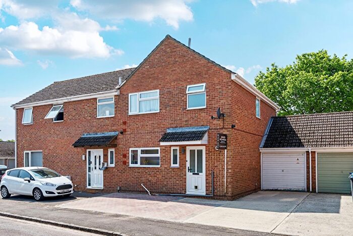 3 Bedroom Semi-Detached House For Sale In Queens Road, Carterton, Oxfordshire, OX18