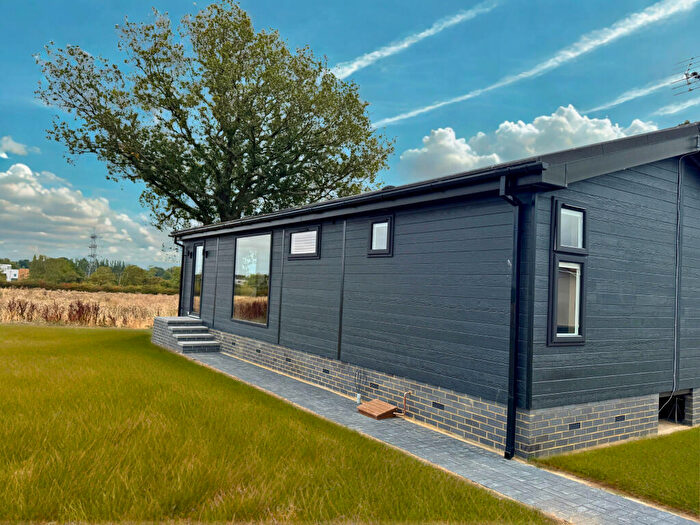 2 Bedroom Park Home For Sale In Little Meadow, Woodside Park, Woodside, Luton, Bedfordshire, LU1