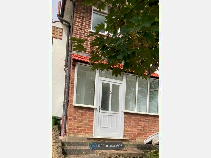3 Bedroom Semi-Detached House To Rent In The Heights, London, SE7