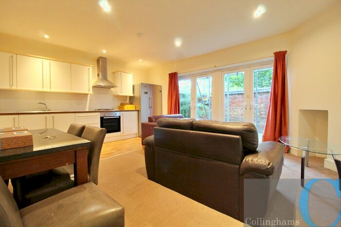 3 Bedroom Flat To Rent In Mantilla Road, London, SW17