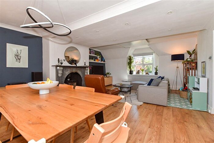 2 Bedroom Flat For Sale In Ockley Road, Dorking, Surrey, RH5
