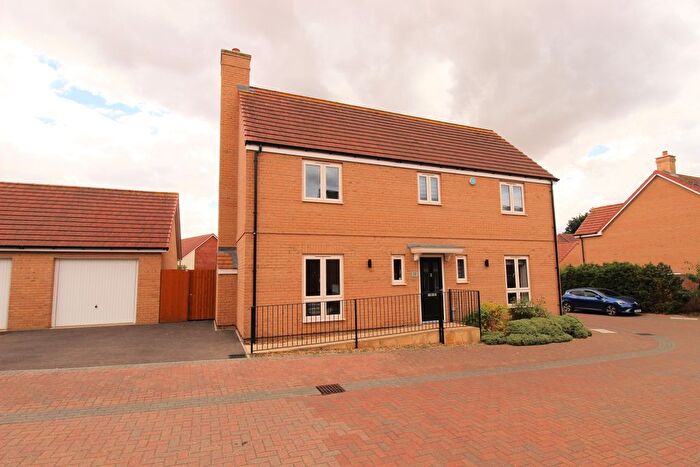 4 Bedroom Detached House For Sale In Kitchener Grove, Potton, Bedfordshire, SG19