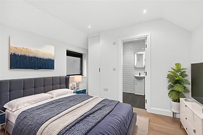 1 Bedroom Flat To Rent In Queens Road, Weybridge, Surrey, KT13