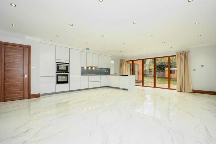 5 Bedroom Semi-Detached House To Rent In Singleton Scarp, North Finchley N12