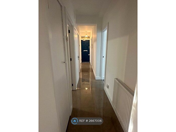 2 Bedroom Flat To Rent In Godwin House, London, E2