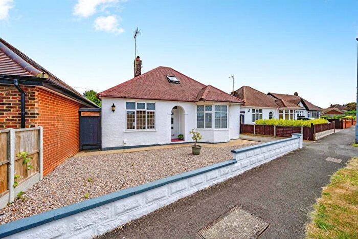3 Bedroom Detached Bungalow For Sale In Wycombe Way, Luton, LU3
