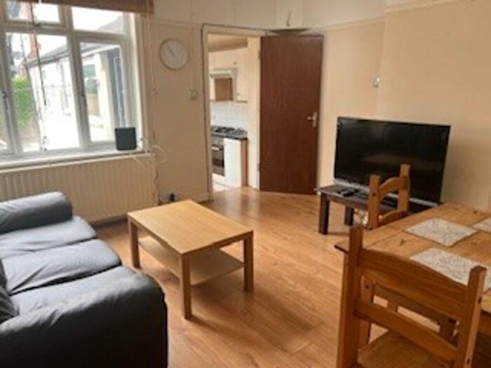 3 Bedroom End Of Terrace House To Rent In Wilford Lane, West Bridgford, NG2