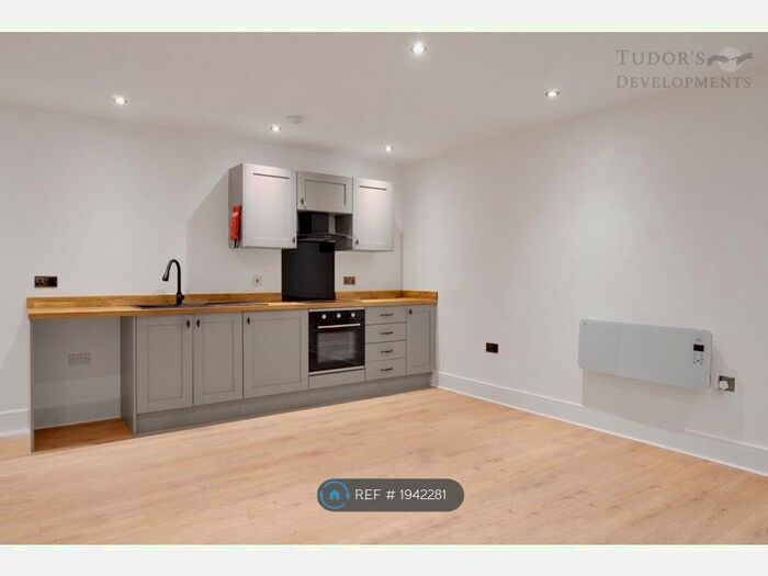 2 Bedroom Flat To Rent In Tudor House, Brighouse, HD6