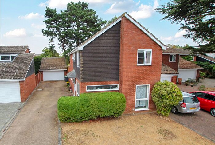 4 Bedroom Link Detached House For Sale In Cedar Gardens, Sandy, Bedfordshire, SG19
