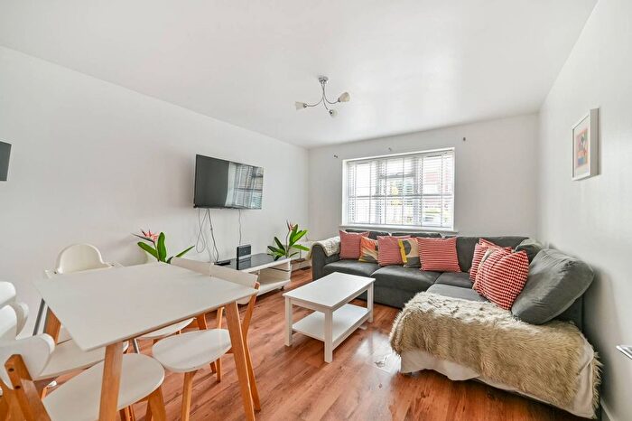 2 Bedroom Flat For Sale In Avenue Road, Acton, London, W3