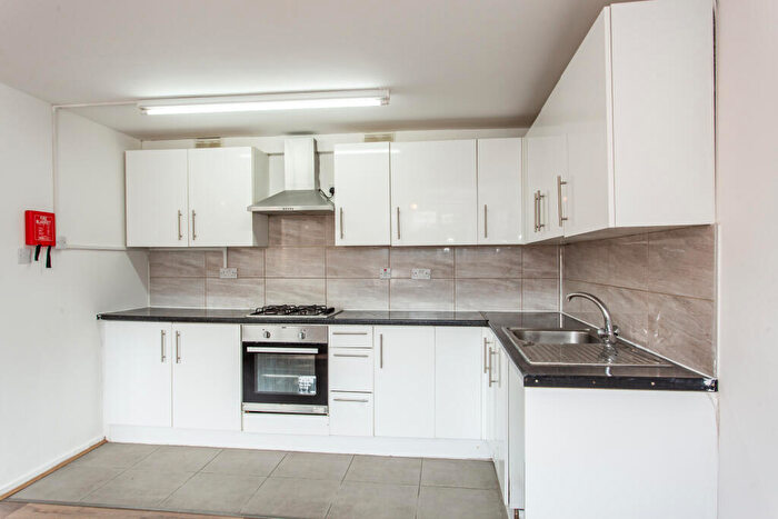 4 Bedroom Maisonette To Rent In O'leary Square, Tower Hamlets, London, E1