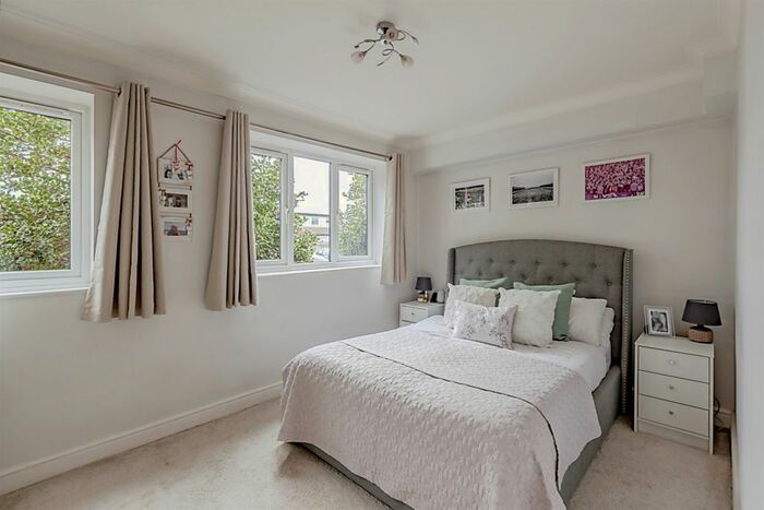 1 Bedroom Flat For Sale In Brighton Road, Salfords, Redhill, RH1