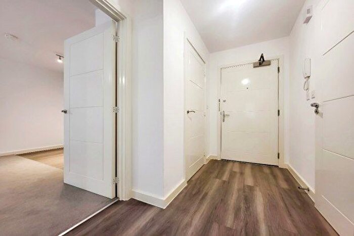 1 Bedroom Flat To Rent In Electric Close, Godalming, GU7