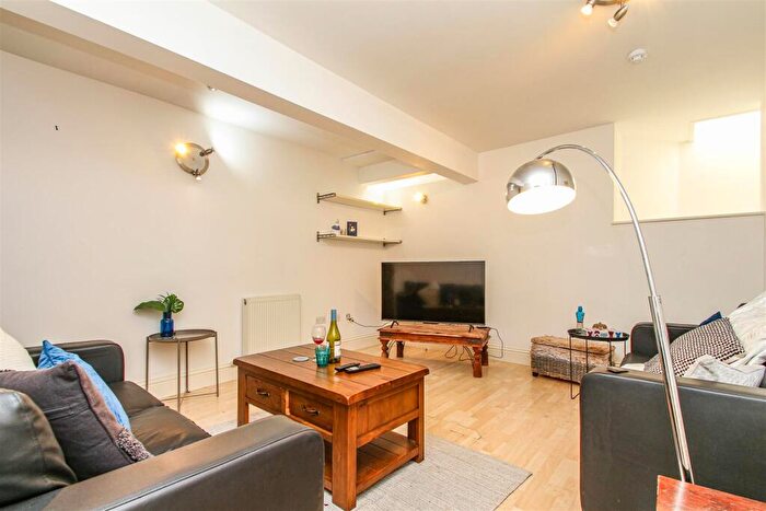 5 Bedroom House To Rent In Waterloo Crescent, Nottingham, NG7