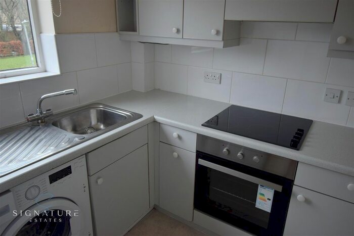 2 Bedroom Flat For Sale In Cotterells Hill, Hemel Hempstead, HP1
