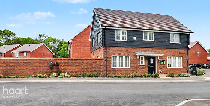 3 Bedroom Detached House For Sale In Molyneaux Avenue, Bovingdon Village, HP3