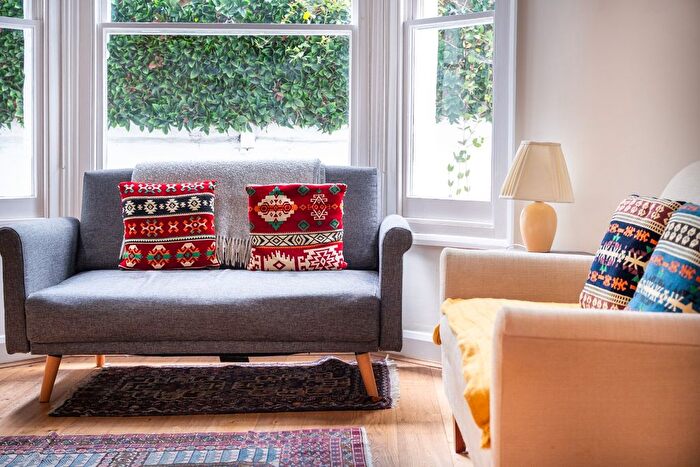 2 Bedroom Flat For Sale In Cardigan Road, Richmond Hill, TW10