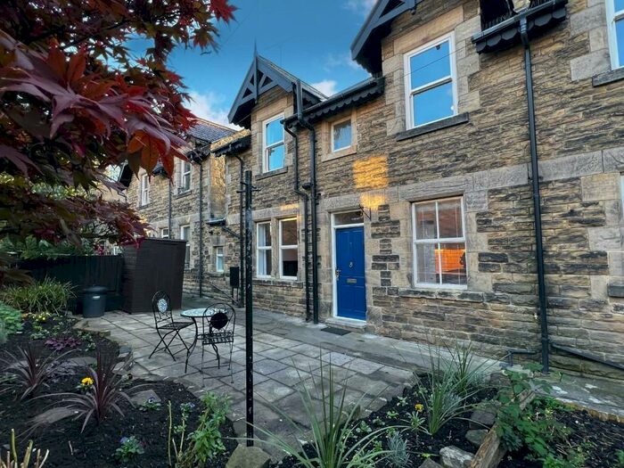 2 Bedroom Town House To Rent In Park Square, Knaresborough, North Yorkshire, HG5