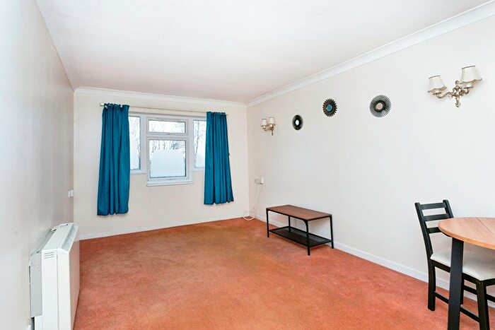 1 Bedroom Flat For Sale In Flintergill Court, Milton Keynes, Buckinghamshire, MK13