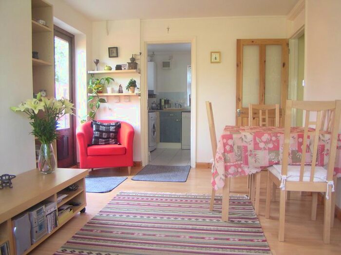 1 Bedroom Flat To Rent In First Close, KT8
