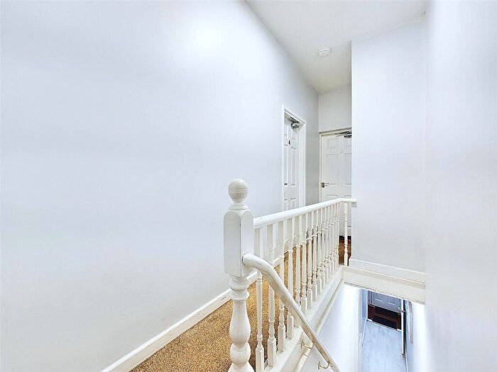5 Bedroom Terraced House For Sale In Earlesmere Avenue, Doncaster, South Yorkshire, DN4