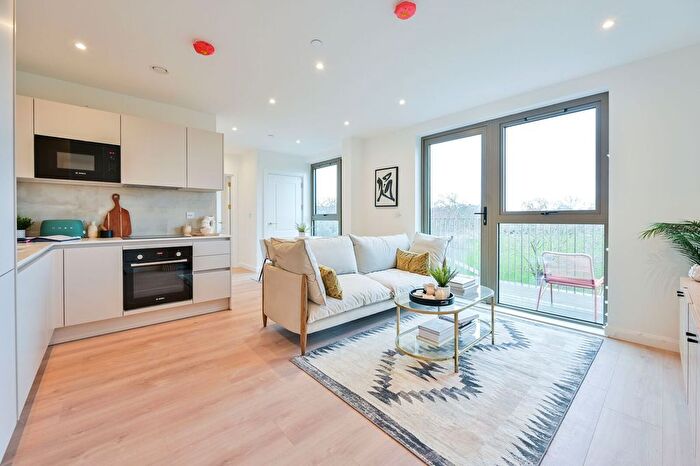 1 Bedroom Flat To Rent In Solomons Passage, Peckham Rye, London, SE15