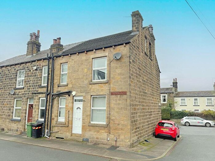 2 Bedroom End Of Terrace House For Sale In Westmoor Place, Leeds, LS13