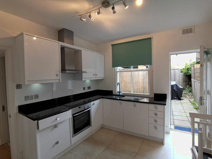 1 Bedroom Flat To Rent In Smeaton Road, Southfields, SW18