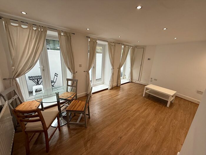 2 Bedroom Flat To Rent In Rochester House, Tower Road, TW1