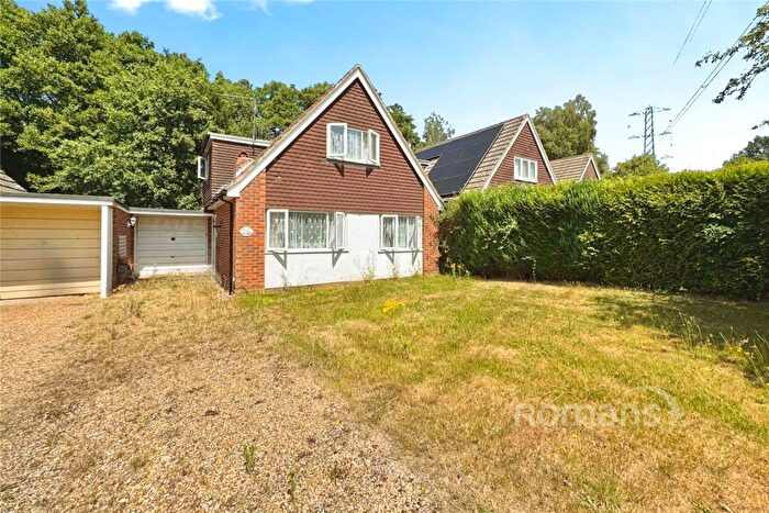 3 Bedroom Link Detached House For Sale In Maybrick Close, Sandhurst, Berkshire, GU47