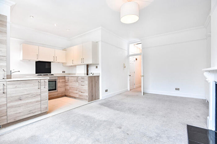 2 Bedroom Flat To Rent In Queen Anne Avenue, Bromley South, BR2