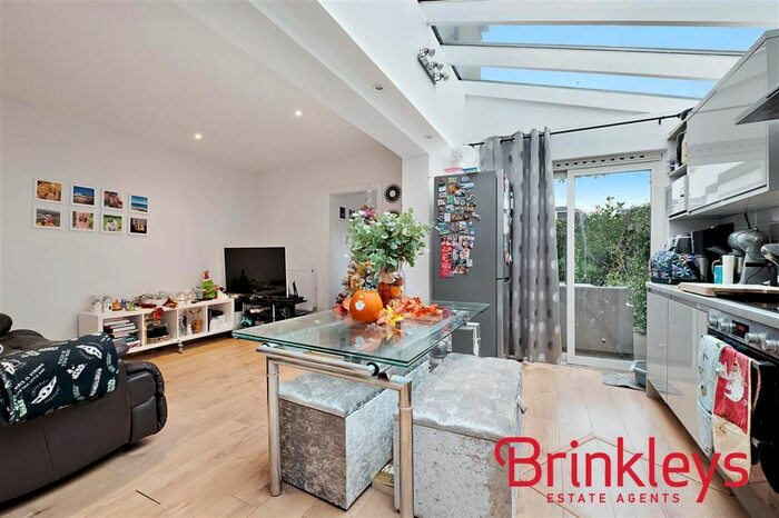 3 Bedroom Flat To Rent In Alexandra Road, London, SW19