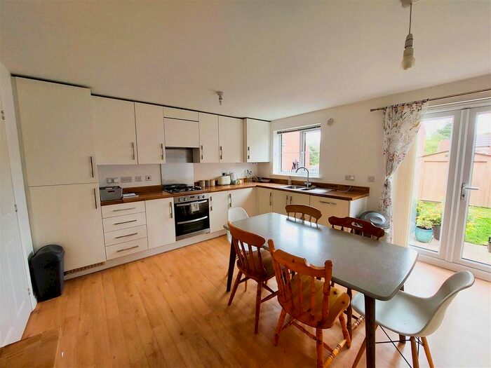 4 Bedroom Town House To Rent In Kerry Close, Clipstone Village, Mansfield, NG21