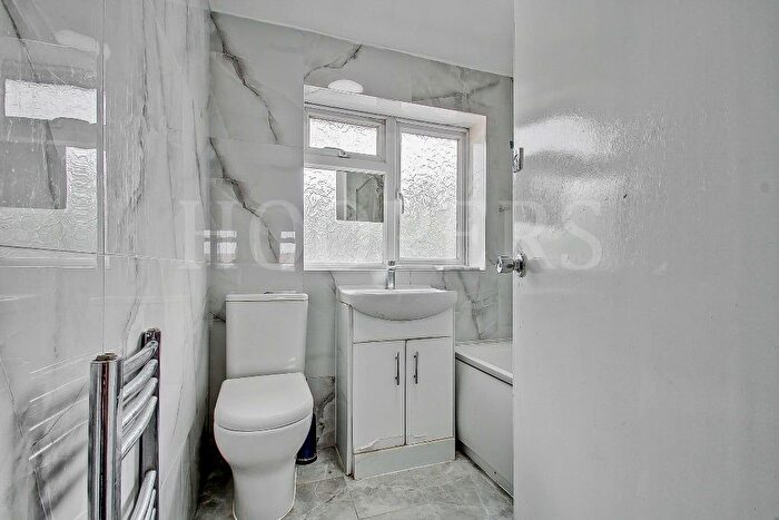 3 Bedroom Terraced House For Sale In Crest Road, London, NW2