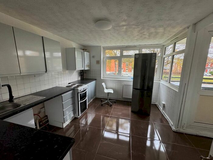 4 Bedroom Flat To Rent In Edgecot Grove, Seven Sisters, London, N15